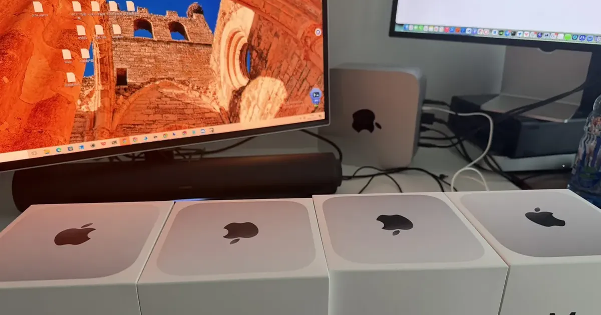 桌面上成箱的 Mac mini，作为素材机待命